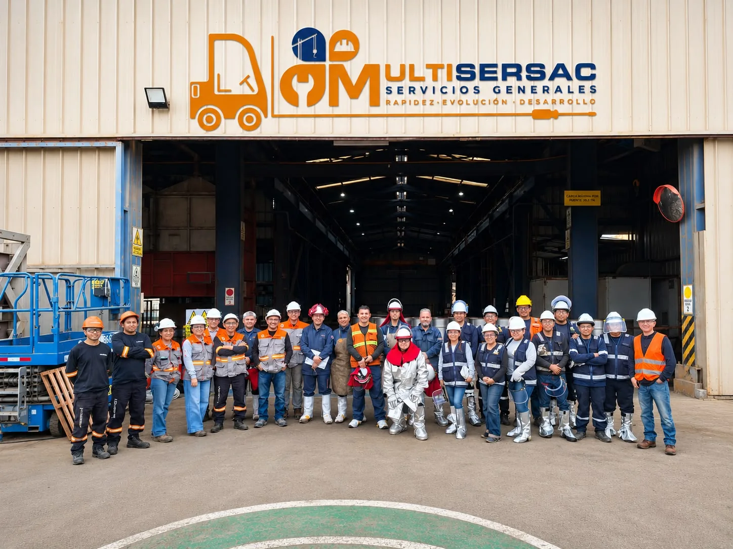 Equipo de Multiser SAC frente a sus instalaciones industriales